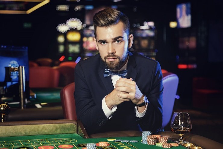 Dealer live casino melakukan bangunan kartu dalam permainan blackjack dengan tampilan nyata
